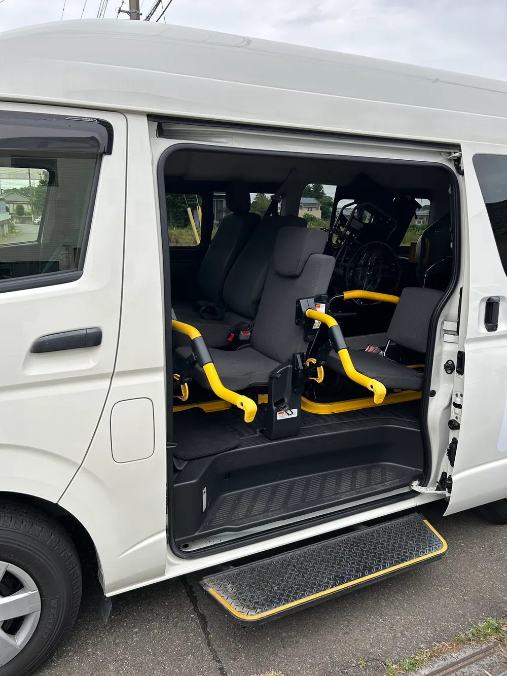 ドア全開の車体全体
