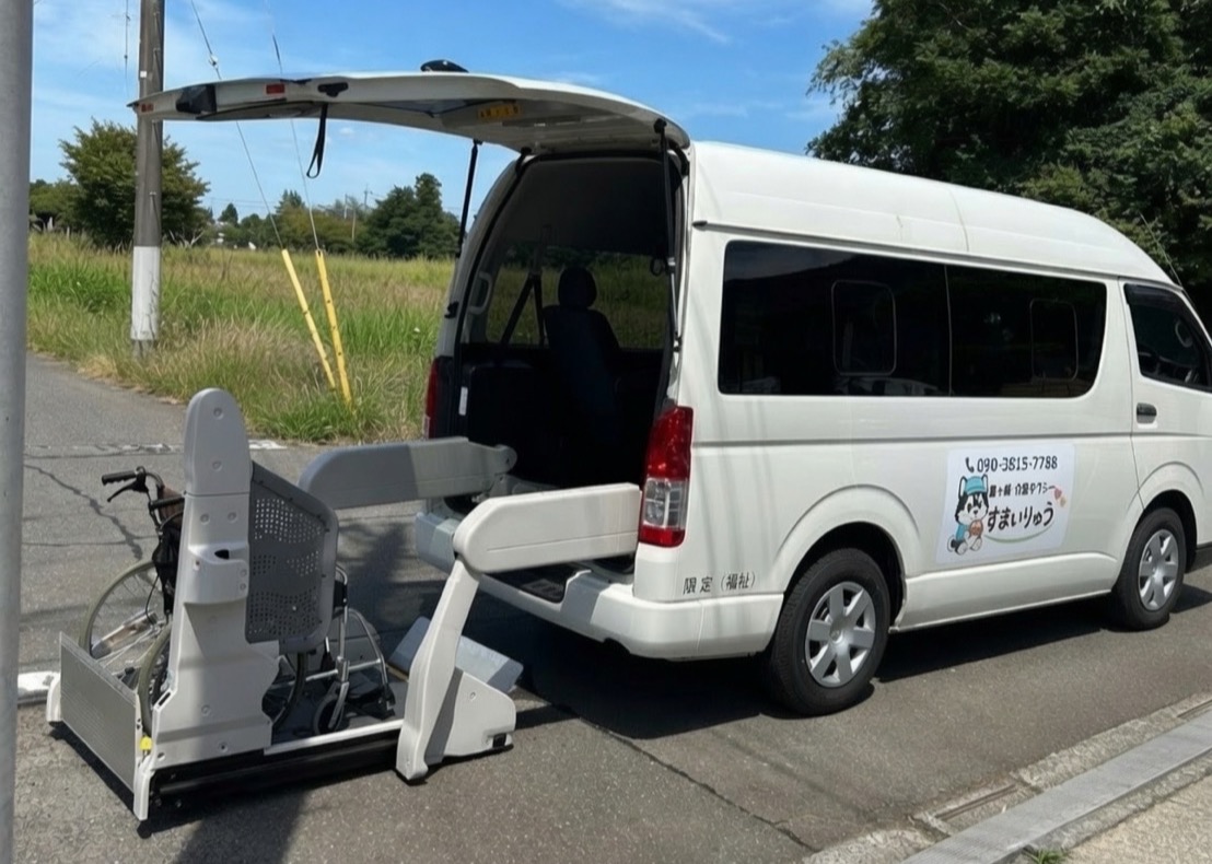 後部リフトを展開した福祉車両。車椅子のまま乗降できます